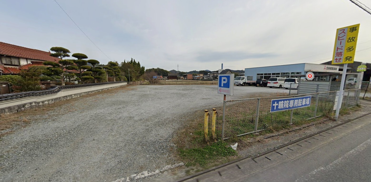 県道沿い駐車場